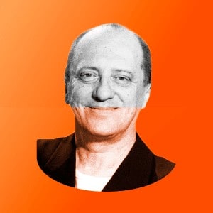 Uma imagem de um homem sorrindo em um fundo laranja.