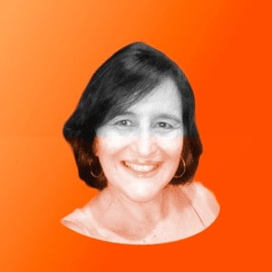 Uma imagem de uma mulher sorrindo em um fundo laranja.
