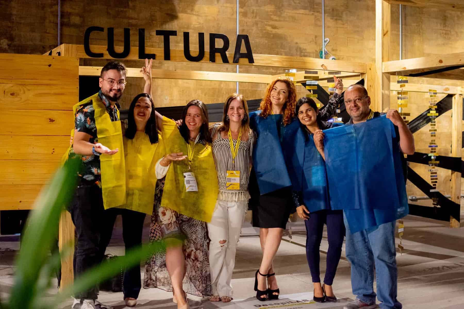 Um grupo de pessoas posando para uma foto em frente a um prédio.