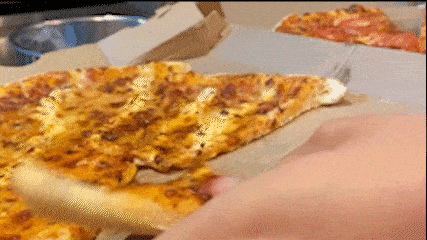 Uma fatia de pizza em uma caixa, apresentando inovação.